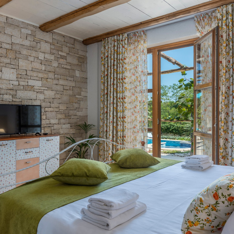 Ivan Valenta      AirFoto Porec 810 8717